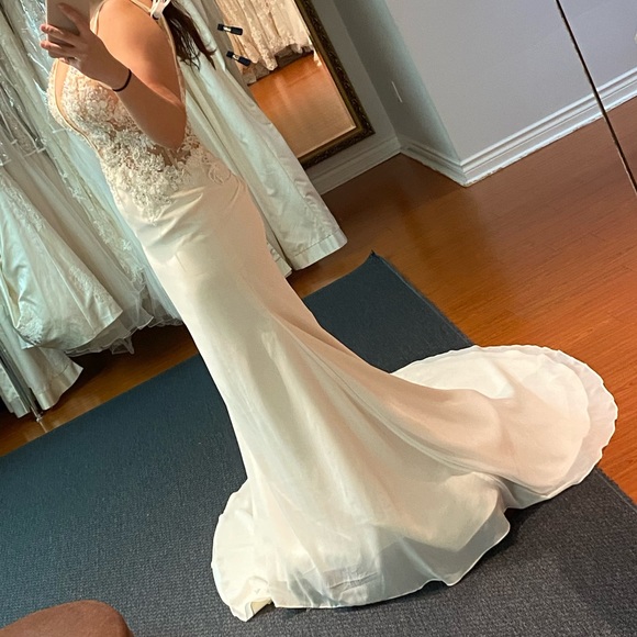 Bridal size 8 dress -Ivory color with open back - Picture 2 of 4